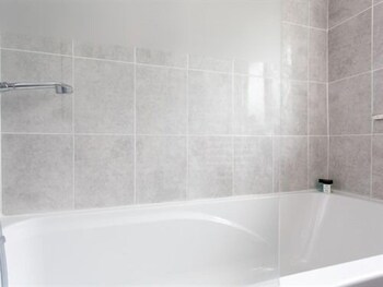 Deep Soaking Bathtub