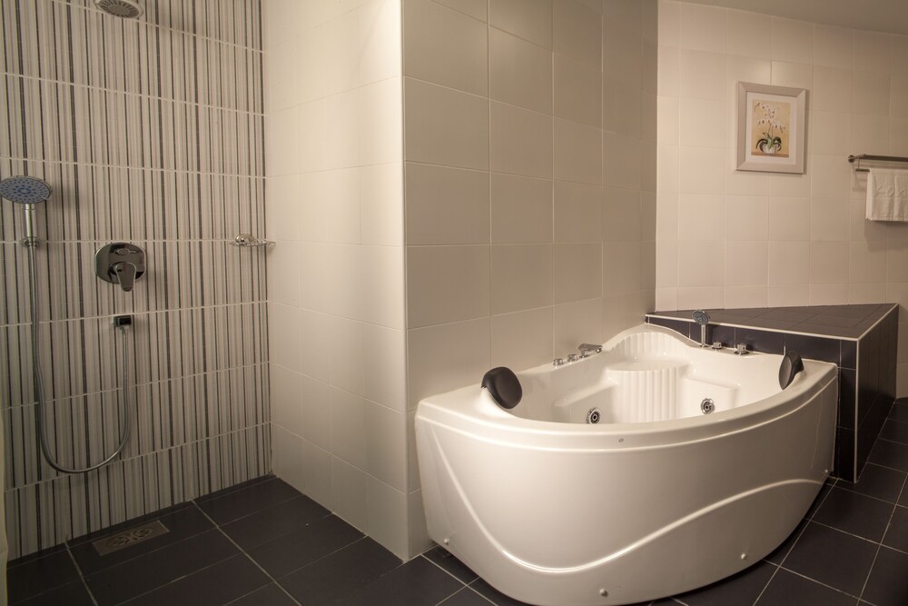 Deep Soaking Bathtub