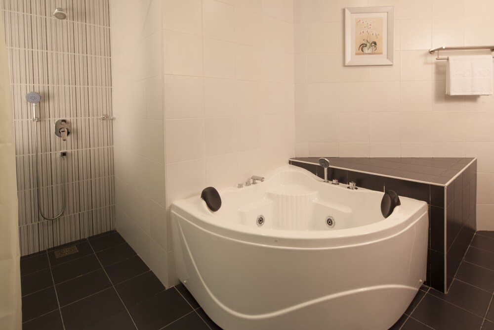 Deep Soaking Bathtub