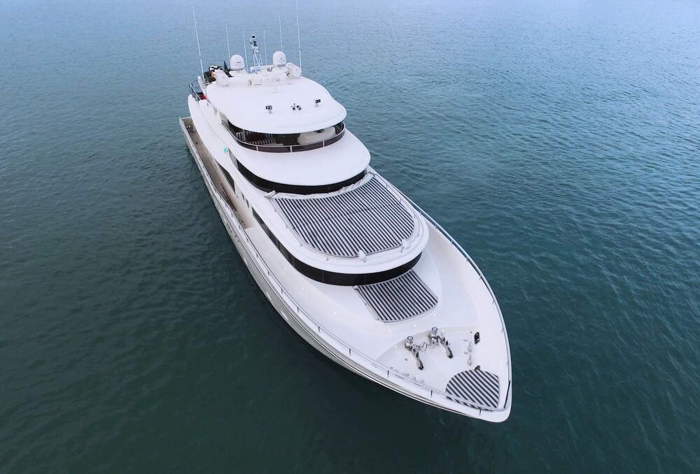 103' Johnson Luxury Yacht - Guestroom