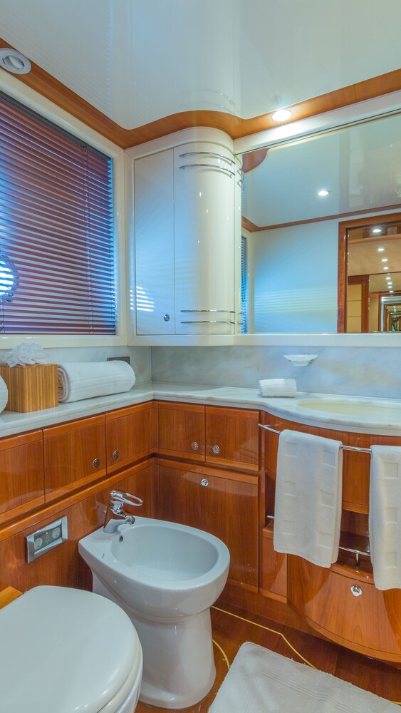 88' Ferretti Luxury Yacht - Guestroom