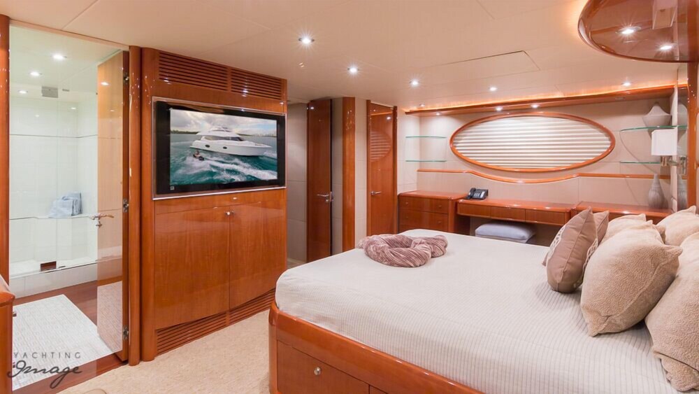 84' Lazzara Luxury Yacht - Guestroom