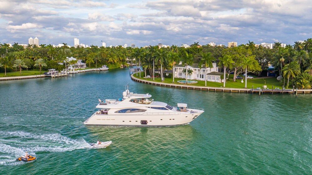 88' Ferretti Luxury Yacht - Guestroom