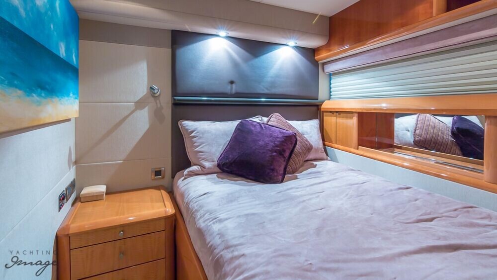 84' Lazzara Luxury Yacht - Guestroom