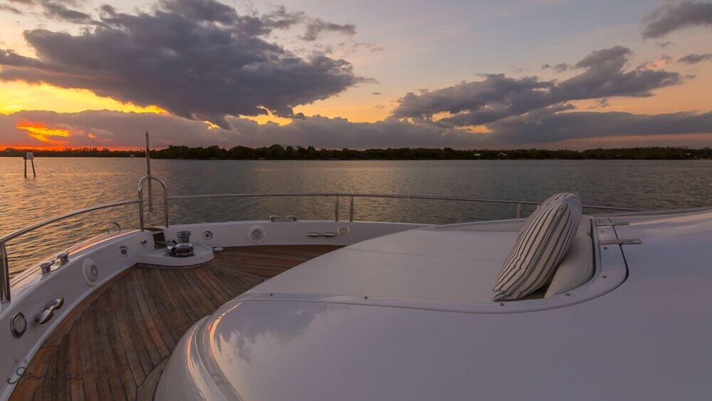 84' Lazzara Luxury Yacht - Guestroom