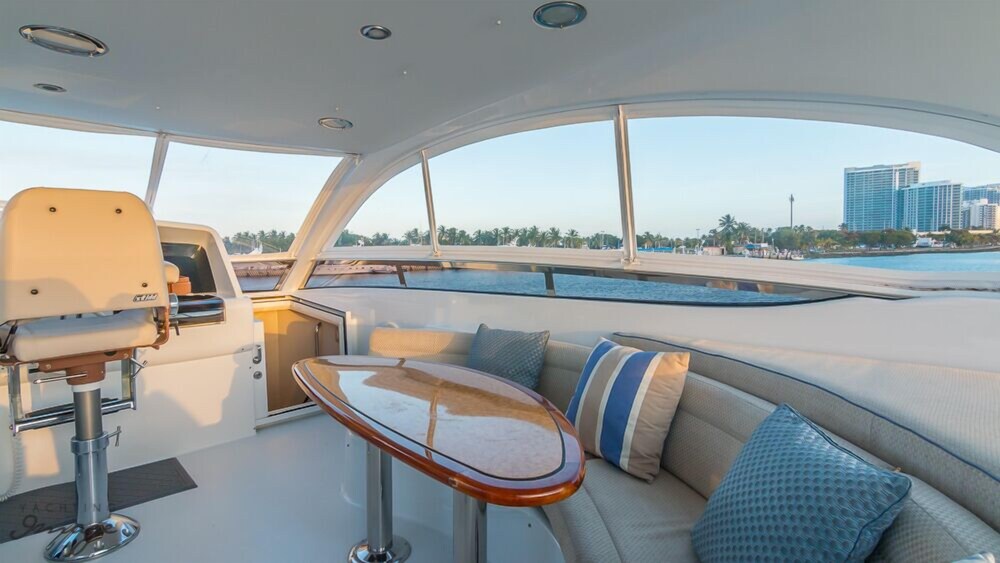 84' Lazzara Luxury Yacht - Guestroom