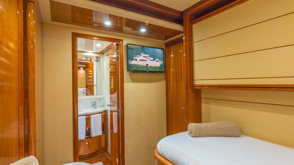 88' Ferretti Luxury Yacht - Guestroom