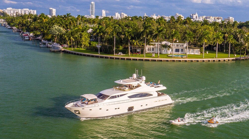 88' Ferretti Luxury Yacht - Guestroom