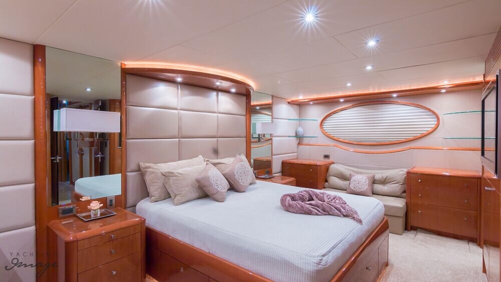 84' Lazzara Luxury Yacht - Guestroom