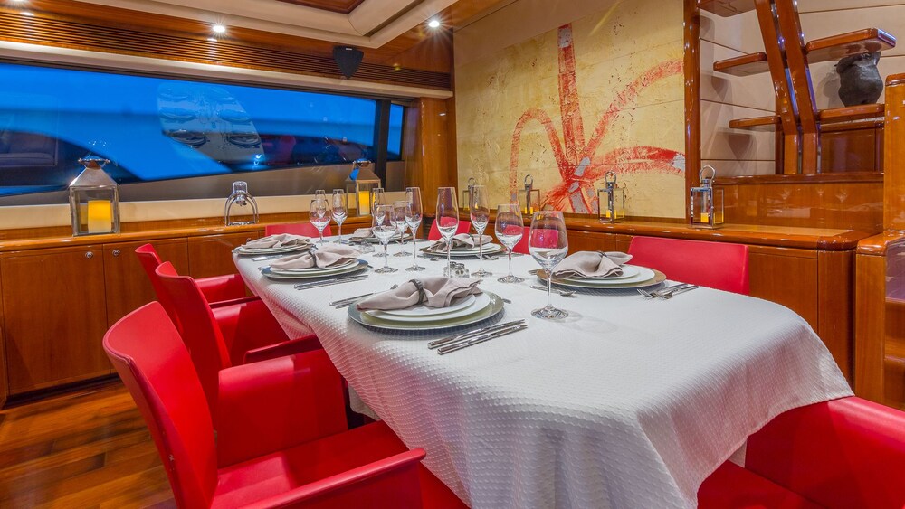 88' Ferretti Luxury Yacht - Guestroom