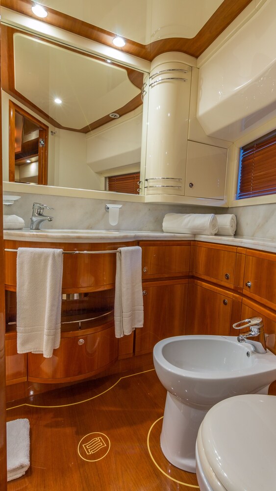 88' Ferretti Luxury Yacht - Guestroom