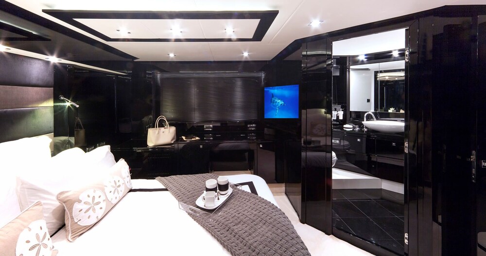 74' Sunseeker Luxury Yacht - Guestroom