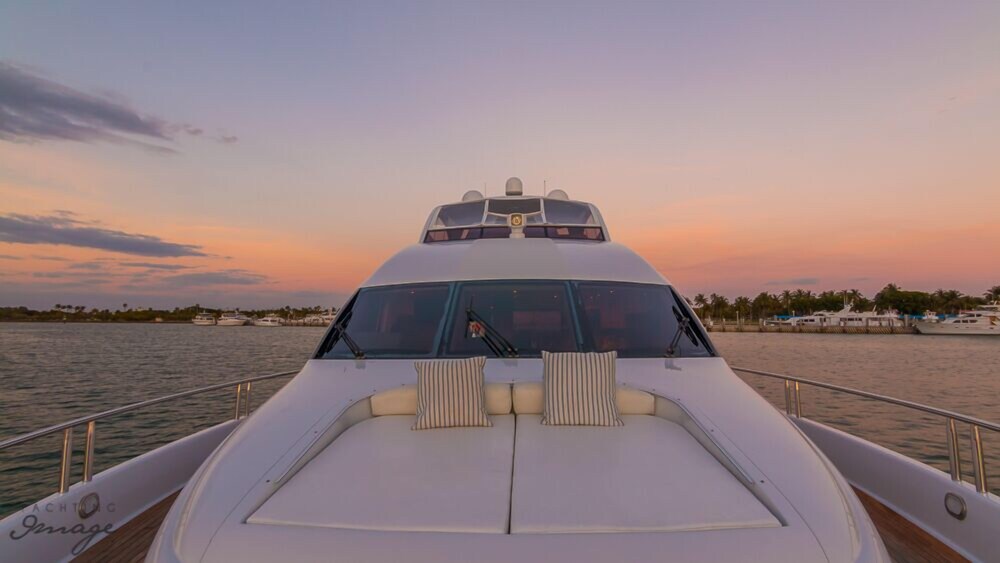 84' Lazzara Luxury Yacht - Guestroom