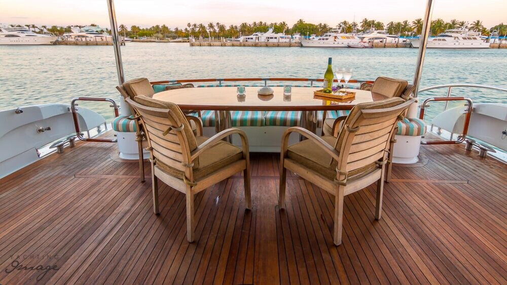 84' Lazzara Luxury Yacht - Guestroom