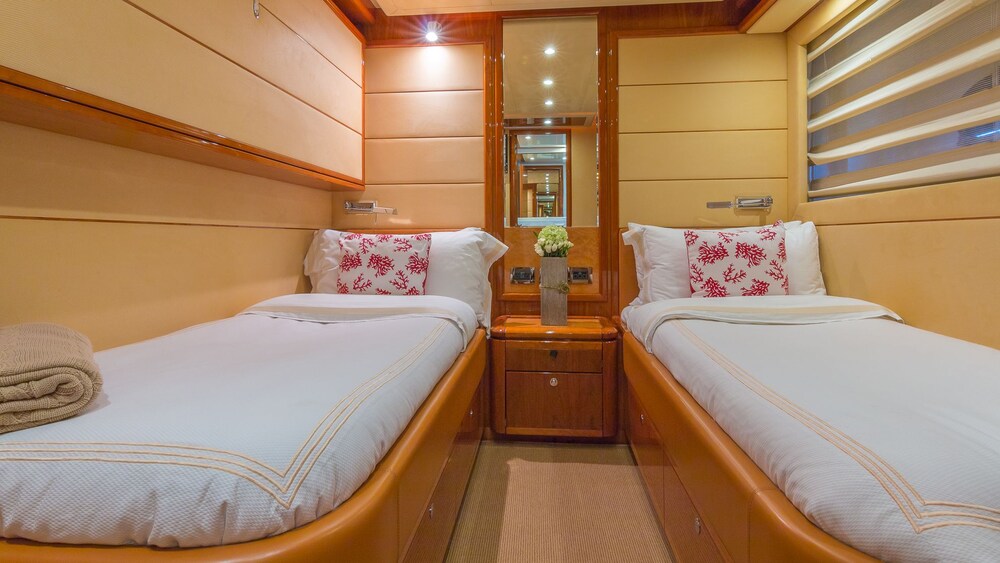 88' Ferretti Luxury Yacht - Guestroom