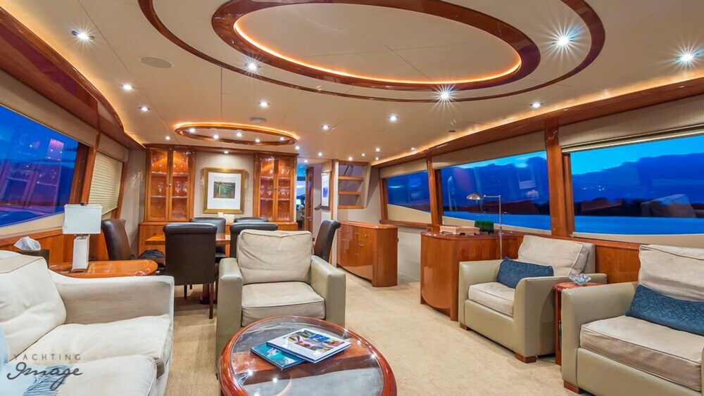 84' Lazzara Luxury Yacht - Guestroom