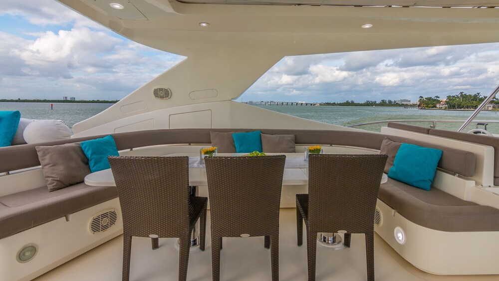88' Ferretti Luxury Yacht - Guestroom