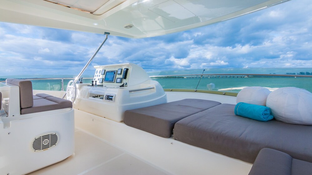 88' Ferretti Luxury Yacht - Guestroom