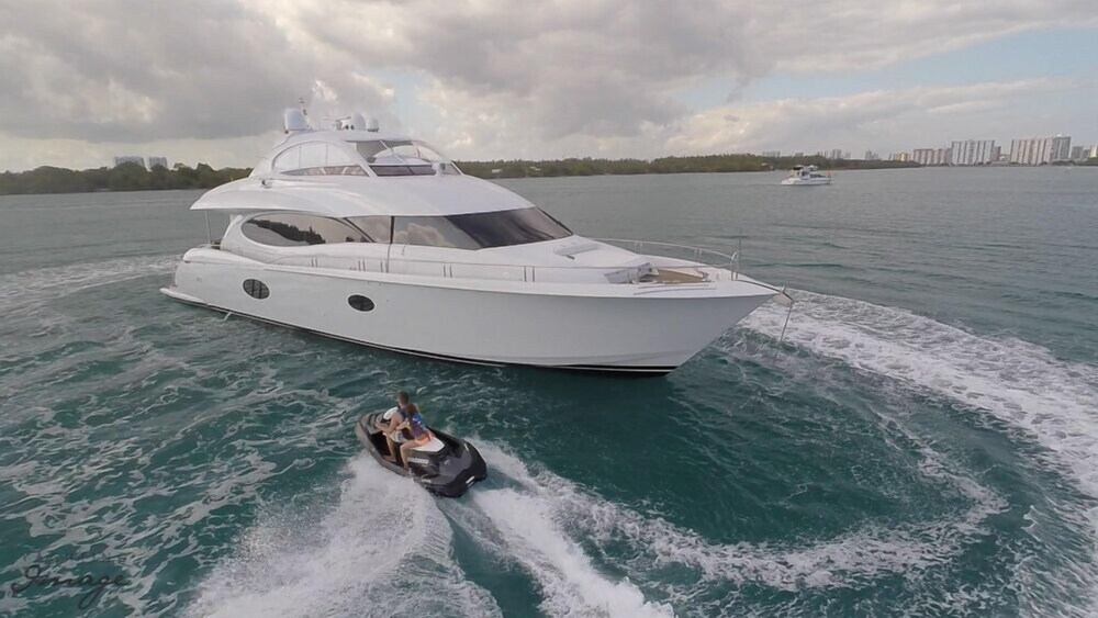 84' Lazzara Luxury Yacht - Guestroom