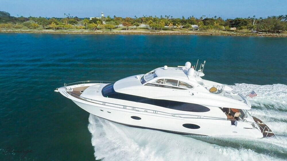 84' Lazzara Luxury Yacht - Guestroom