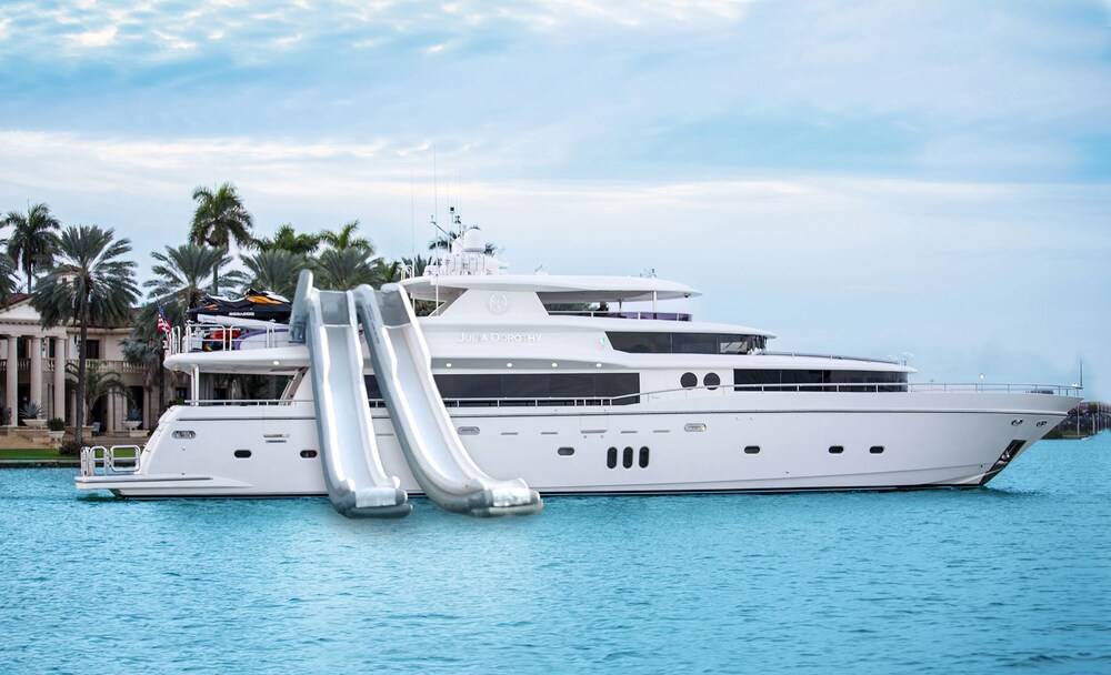 103' Johnson Luxury Yacht - Guestroom