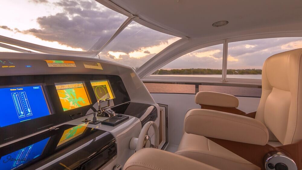 84' Lazzara Luxury Yacht - Guestroom