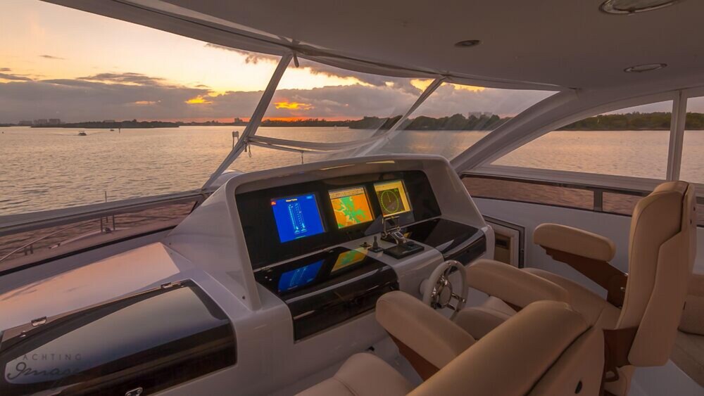 84' Lazzara Luxury Yacht - Guestroom