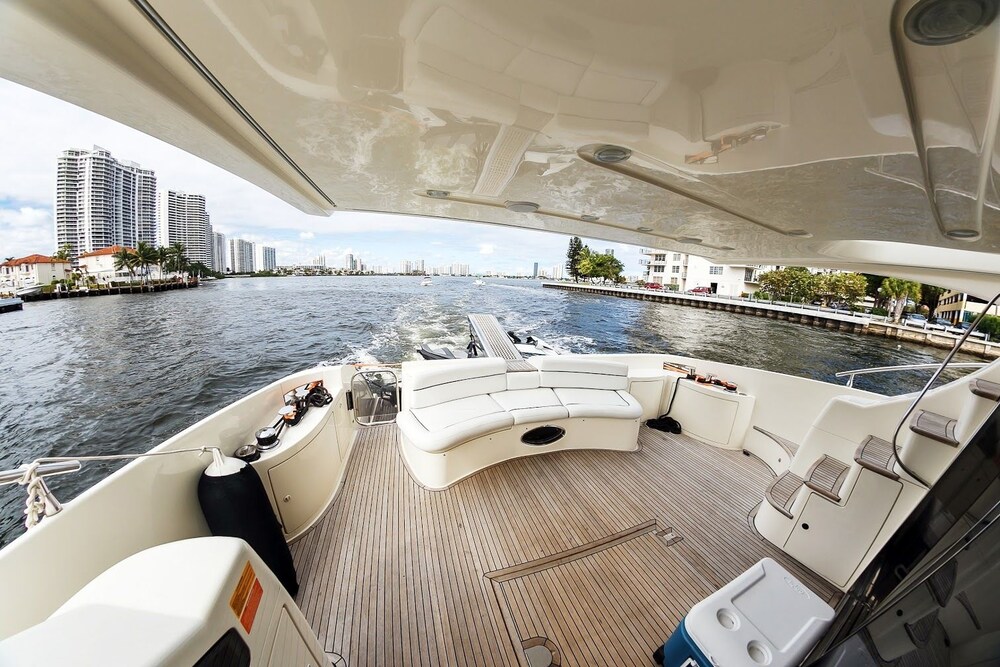 62' Azimut Luxury Yacht - Boating