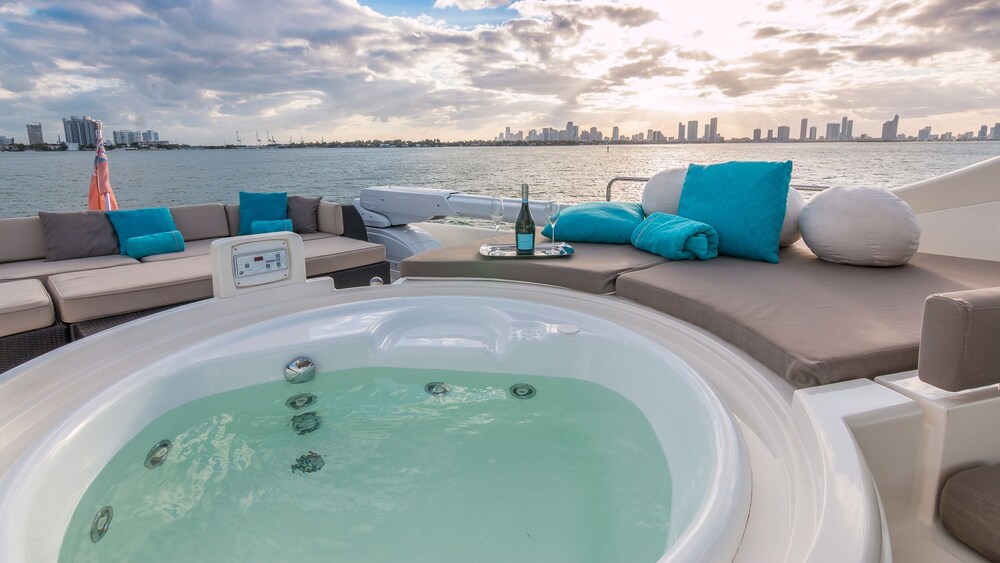 88' Ferretti Luxury Yacht - Guestroom