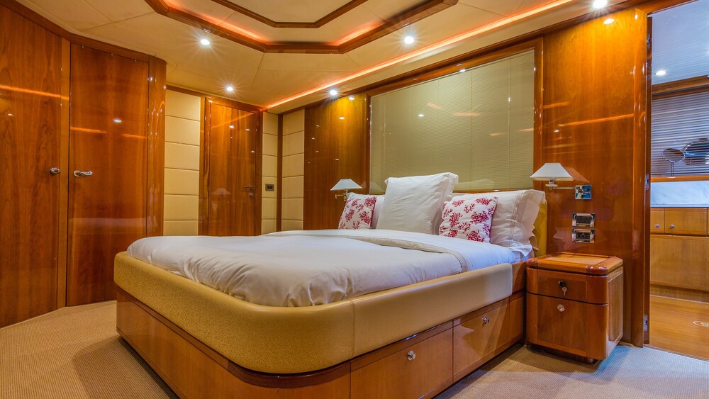 88' Ferretti Luxury Yacht - Guestroom