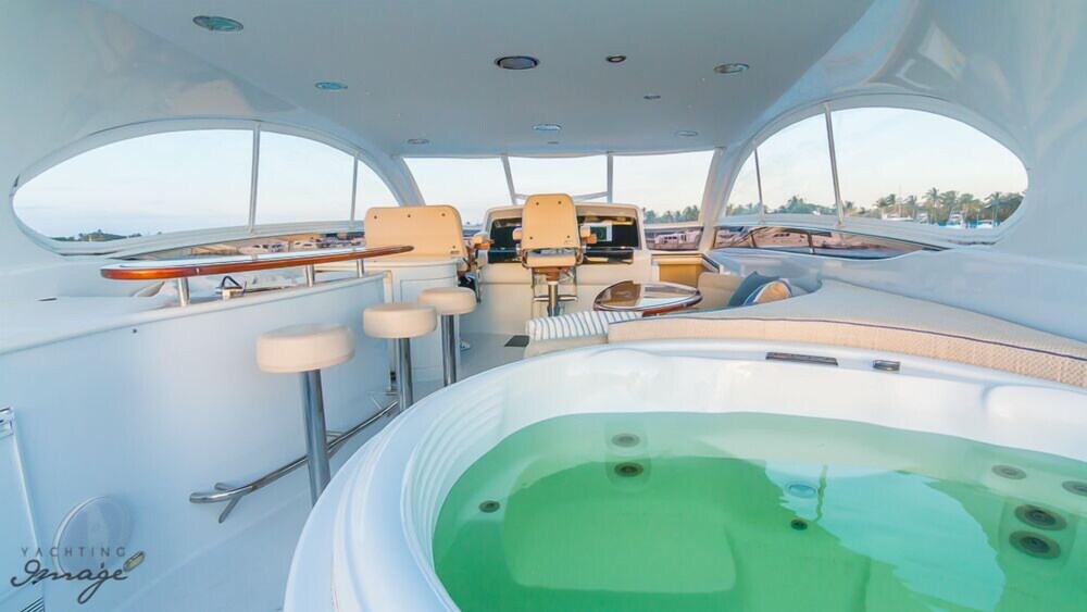 84' Lazzara Luxury Yacht - Guestroom