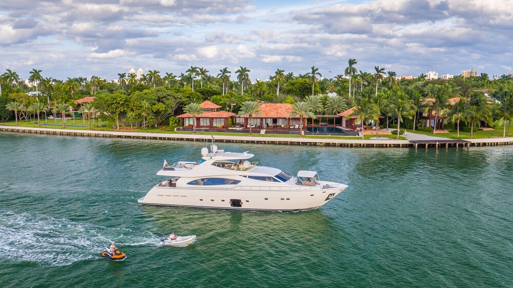 88' Ferretti Luxury Yacht - Guestroom