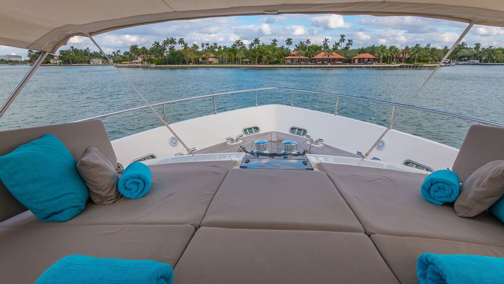 88' Ferretti Luxury Yacht - Guestroom