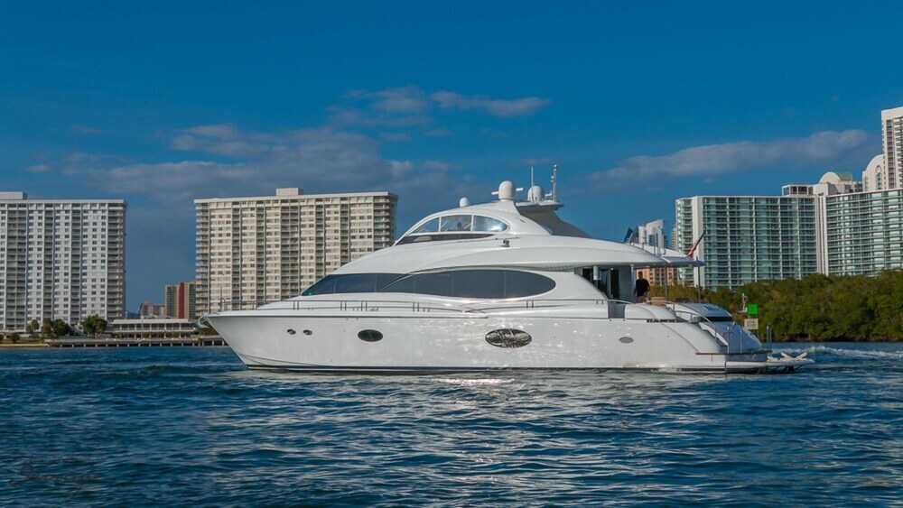 84' Lazzara Luxury Yacht - Guestroom