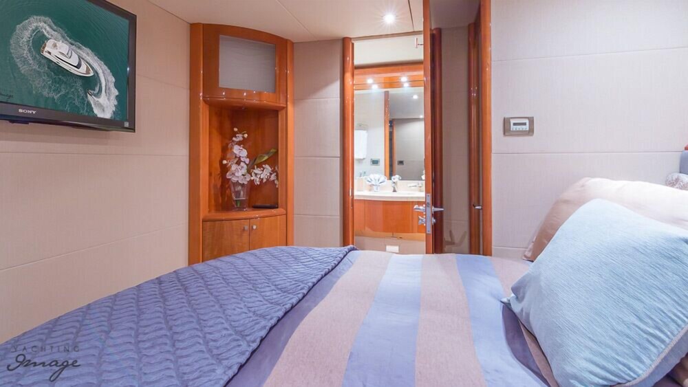84' Lazzara Luxury Yacht - Guestroom