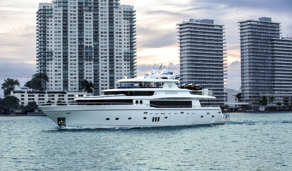 103' Johnson Luxury Yacht - Guestroom