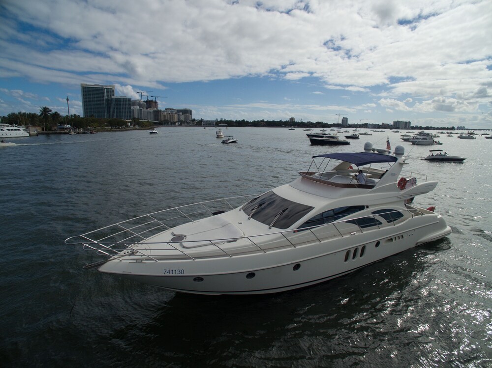 62' Azimut Luxury Yacht - Guestroom
