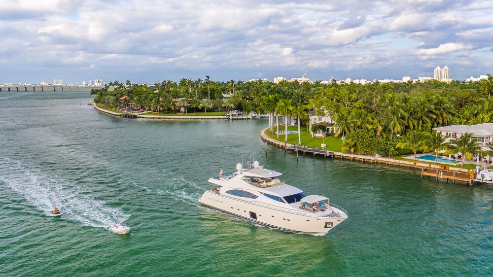 88' Ferretti Luxury Yacht - Guestroom
