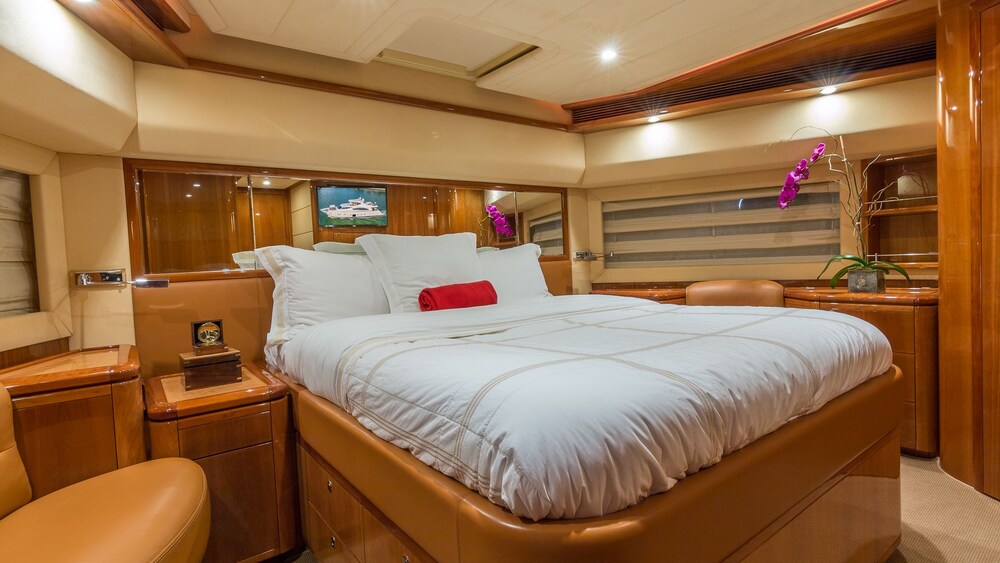 88' Ferretti Luxury Yacht - Guestroom