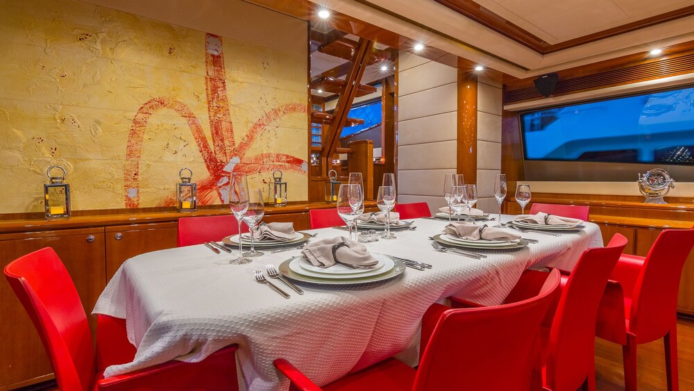 88' Ferretti Luxury Yacht - Guestroom