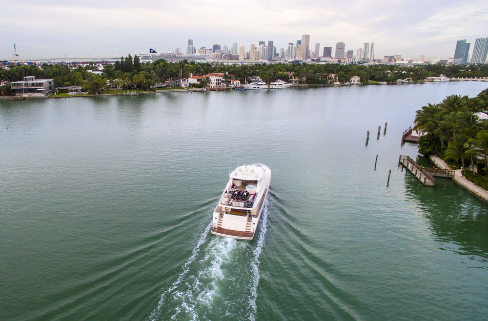103' Johnson Luxury Yacht - Guestroom