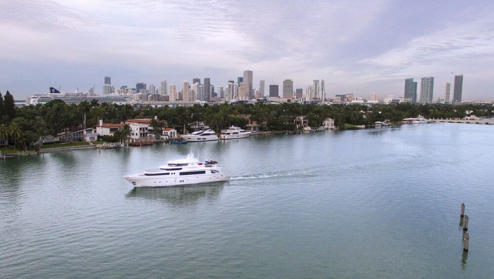 103' Johnson Luxury Yacht - Guestroom