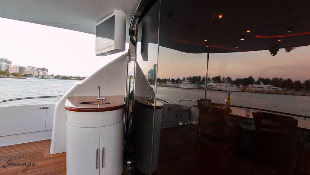 84' Lazzara Luxury Yacht - Guestroom