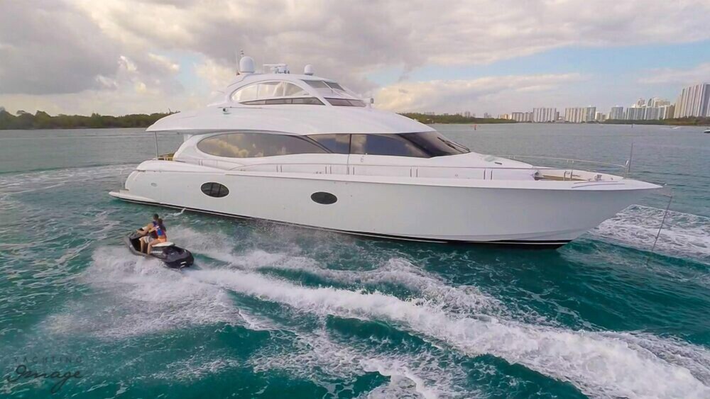 84' Lazzara Luxury Yacht - Guestroom