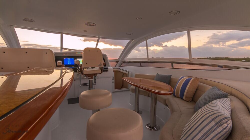 84' Lazzara Luxury Yacht - Guestroom