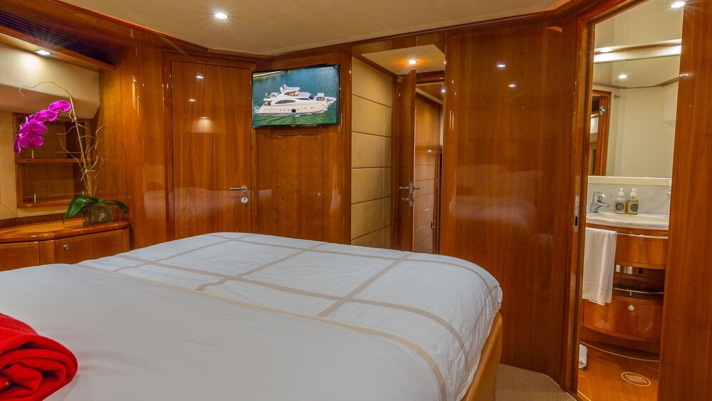 88' Ferretti Luxury Yacht - Guestroom