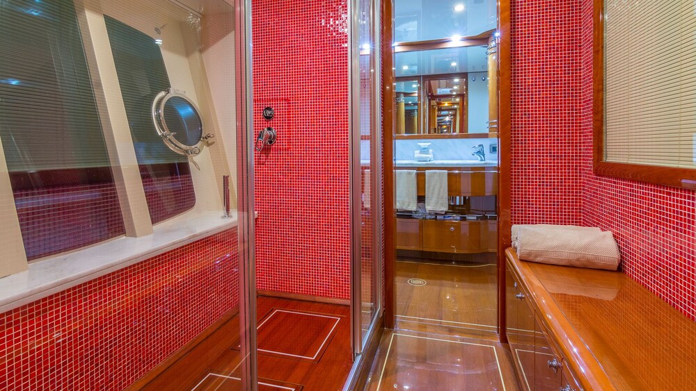 88' Ferretti Luxury Yacht - Guestroom