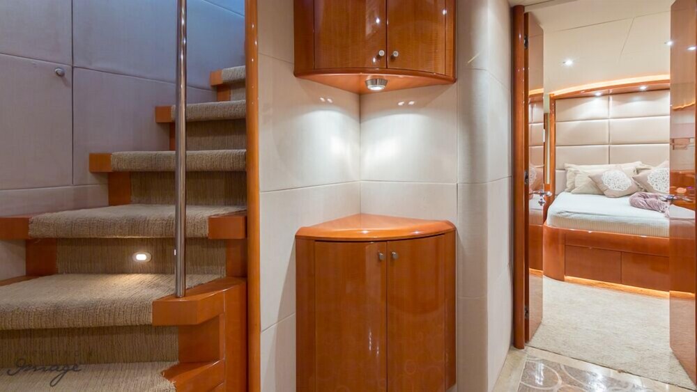 84' Lazzara Luxury Yacht - Guestroom