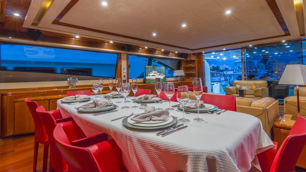 88' Ferretti Luxury Yacht - Guestroom
