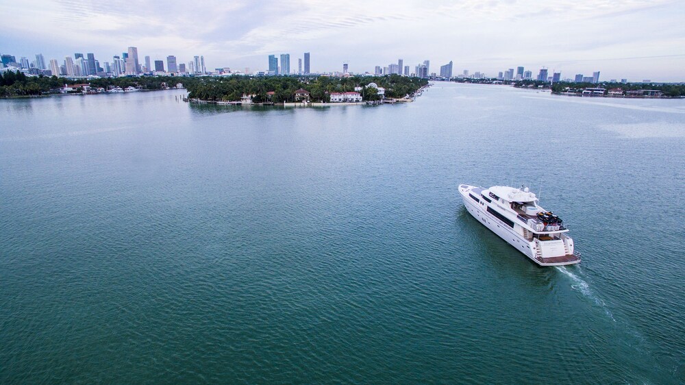103' Johnson Luxury Yacht - Guestroom